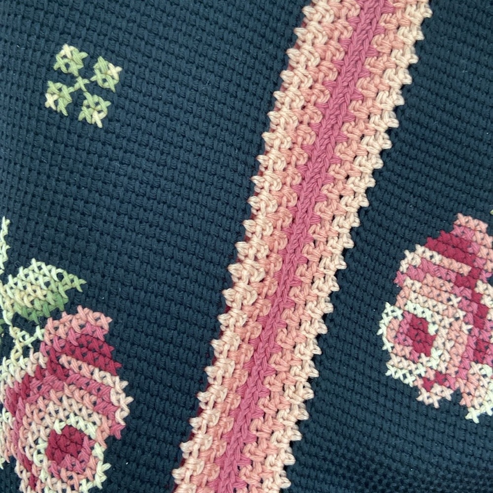 Classic Rose Design Knitted With Cross-stitch Overlay Throw Afagan Blanket Shaw - Picture 7 of 8